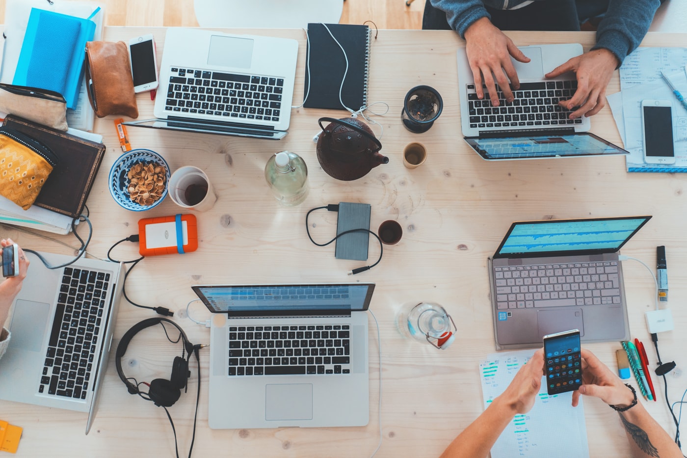 banyak laptop dan ponsel di atas meja dari atas
