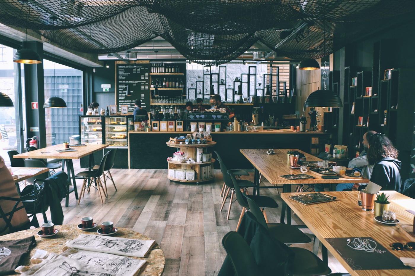 interior kafe dengan rak dan meja kayu