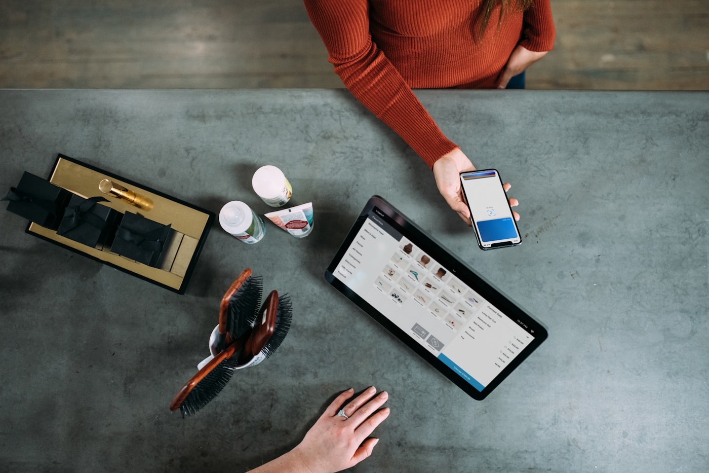 Meja kerja dilihat dari atas dengan tablet dan peralatan