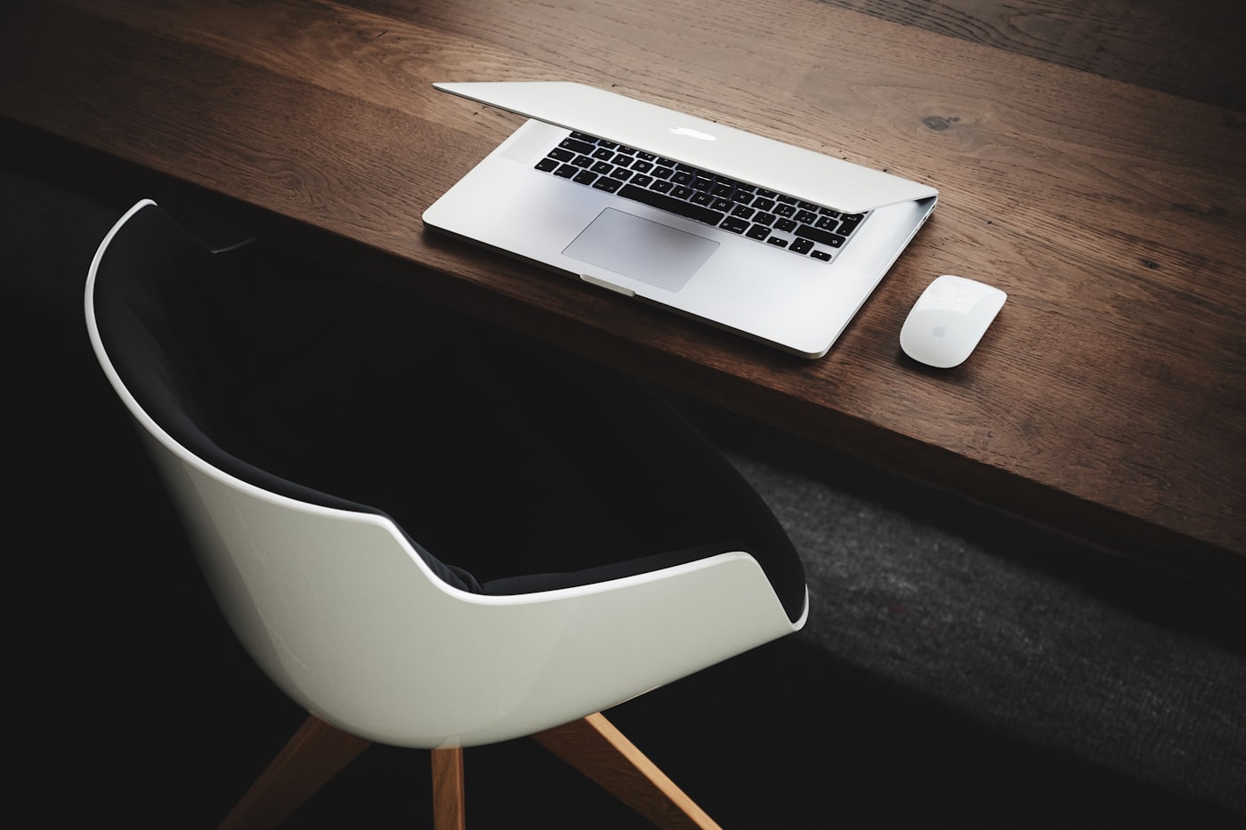 meja kerja minimalis dengan laptop dan kursi