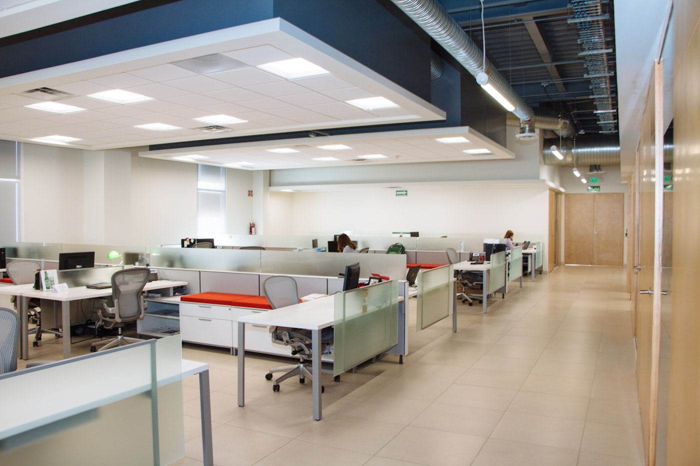 Ruang kantor modern yang kosong dan rapi