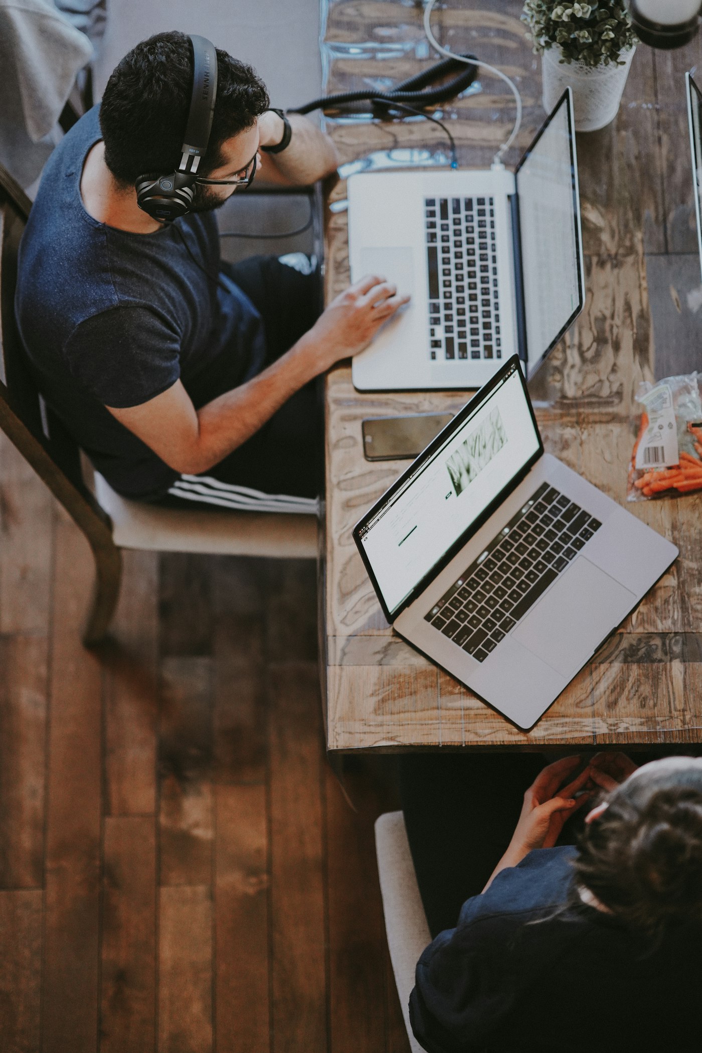 Seseorang bekerja dengan laptop di kafe