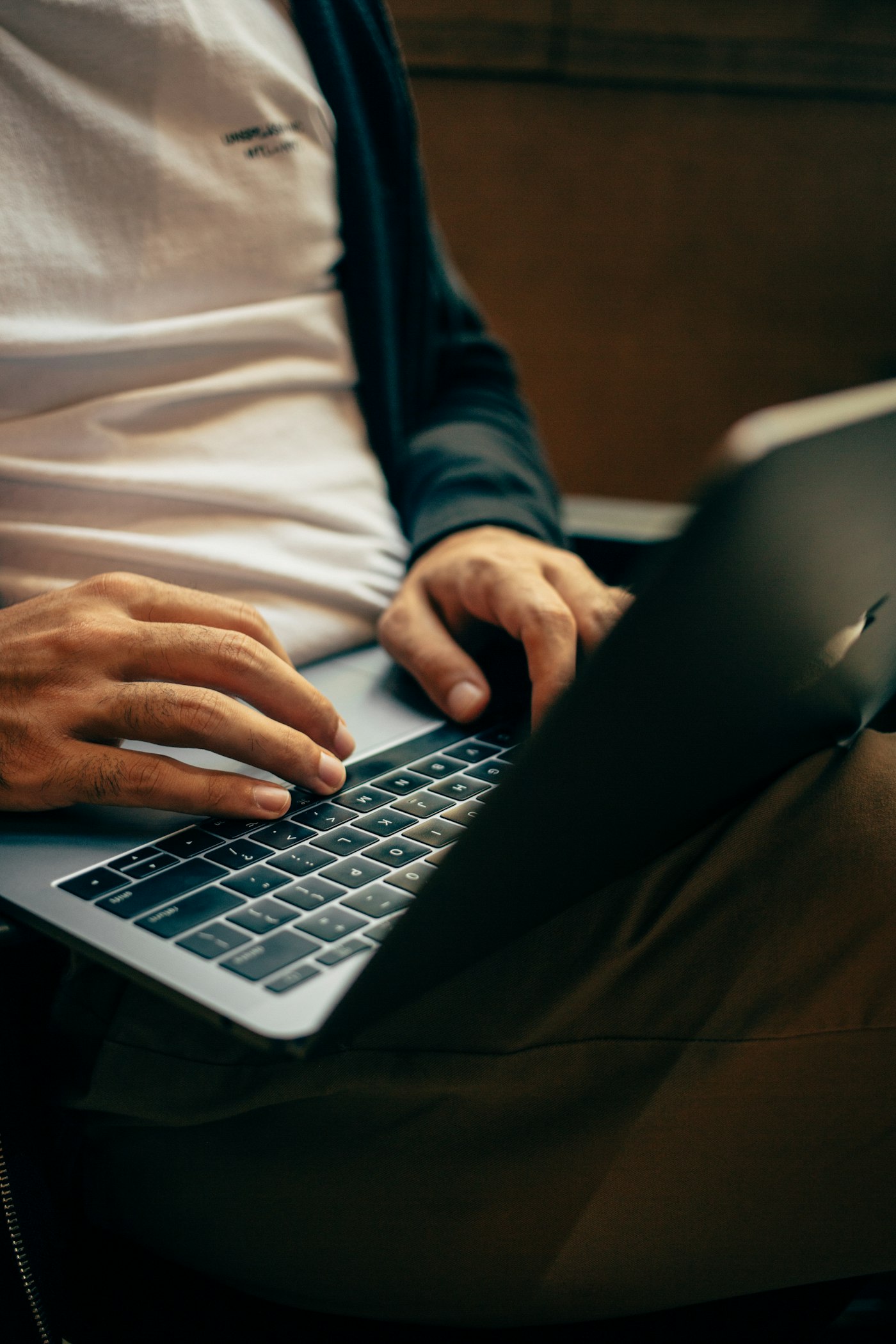 Seseorang mengetik di laptop dari dekat