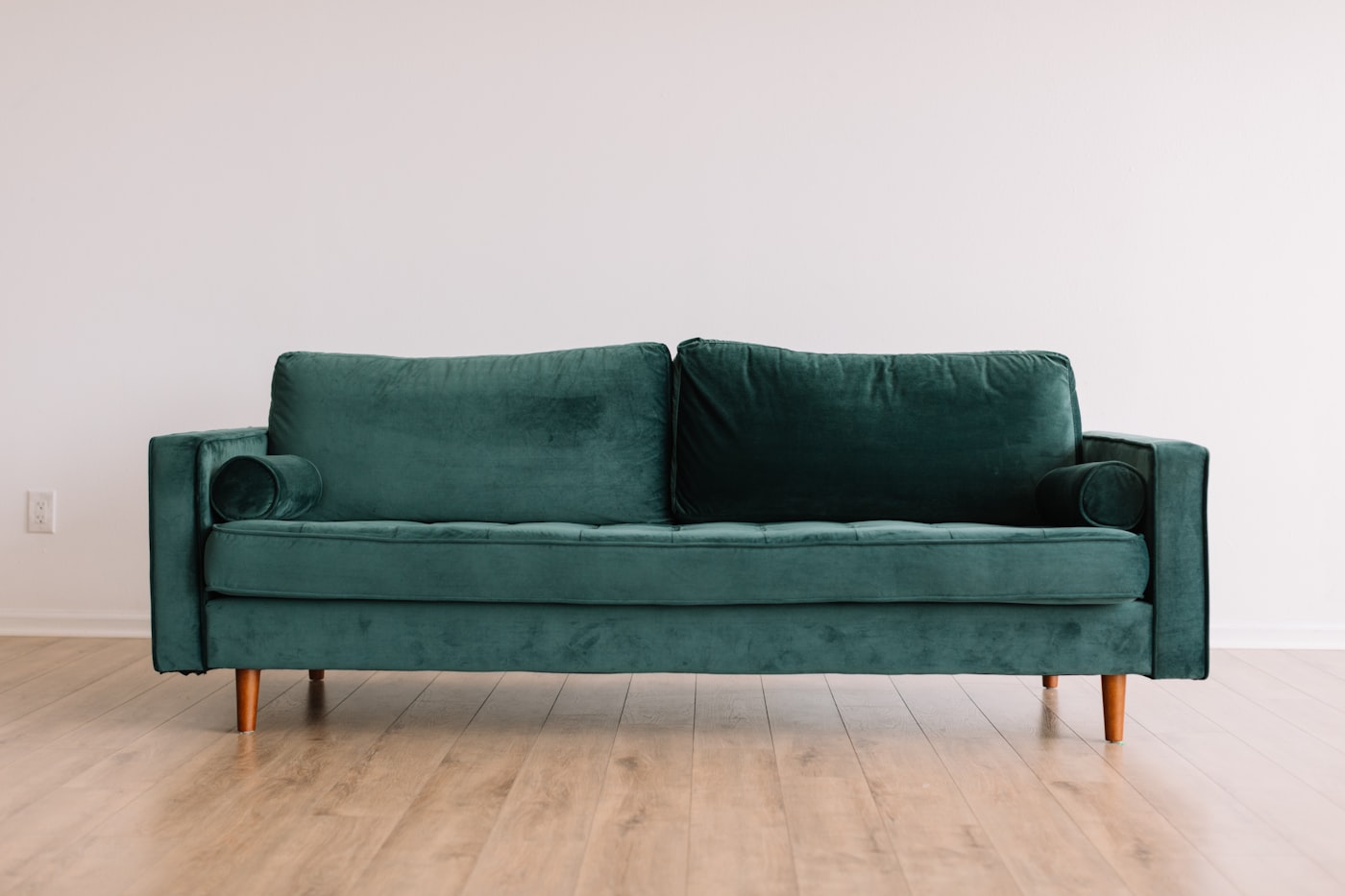 sofa hijau di ruangan berlantai kayu