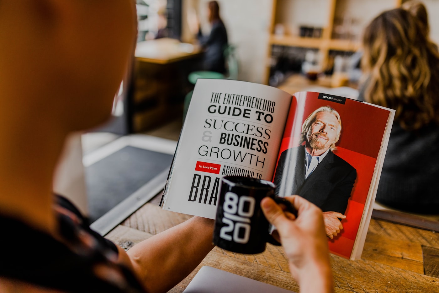 Tangan memegang buku panduan pertumbuhan bisnis