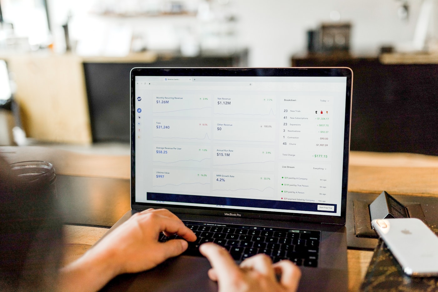 Tangan mengetik di laptop menampilkan sistem